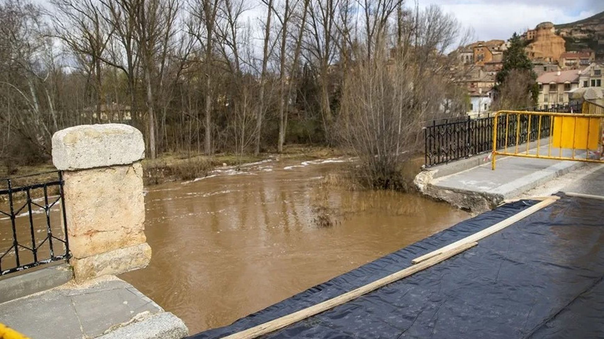 Fotografía de la señalización del puente sobre el río Duero de San Esteban de Gormaz (Soria) debido a su estado tras las lluvias