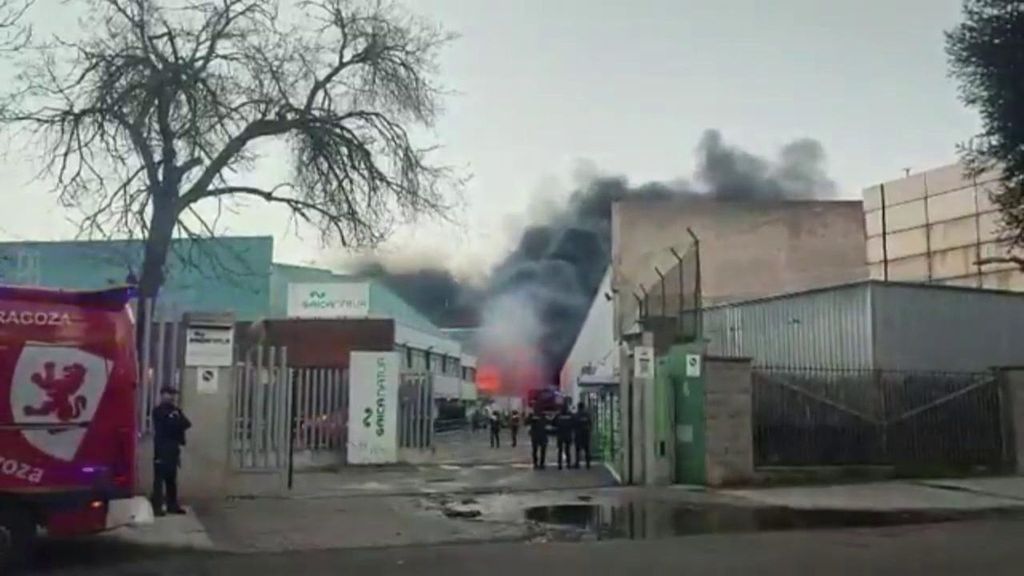 Bomberos de Zaragoza trabajan en la extinción de un incendio en una empresa papelera: preocupa su evolución por el fuerte viento que azota la zona
