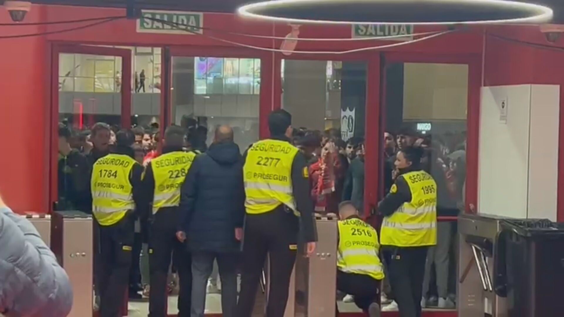 Lío en la puerta de cristales del Sánchez Pizjuán Lío en la puerta de cristales del Sánchez Pizjuán