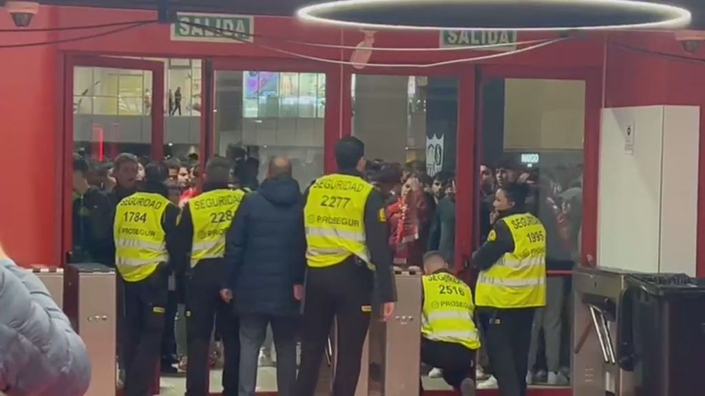 El lío con aficionados del Sevilla en la puerta de cristales que obliga a cerrar el estadio
