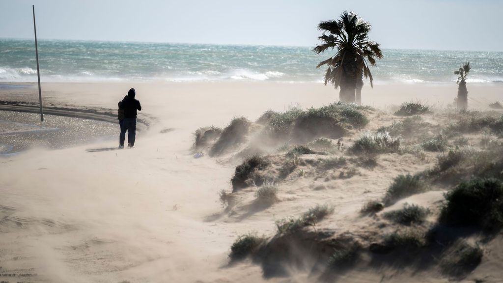 Suspenden trenes en el Mediterráneo y limitan la velocidad a 80 km/h en carreteras de Castellón por vientos huracanados