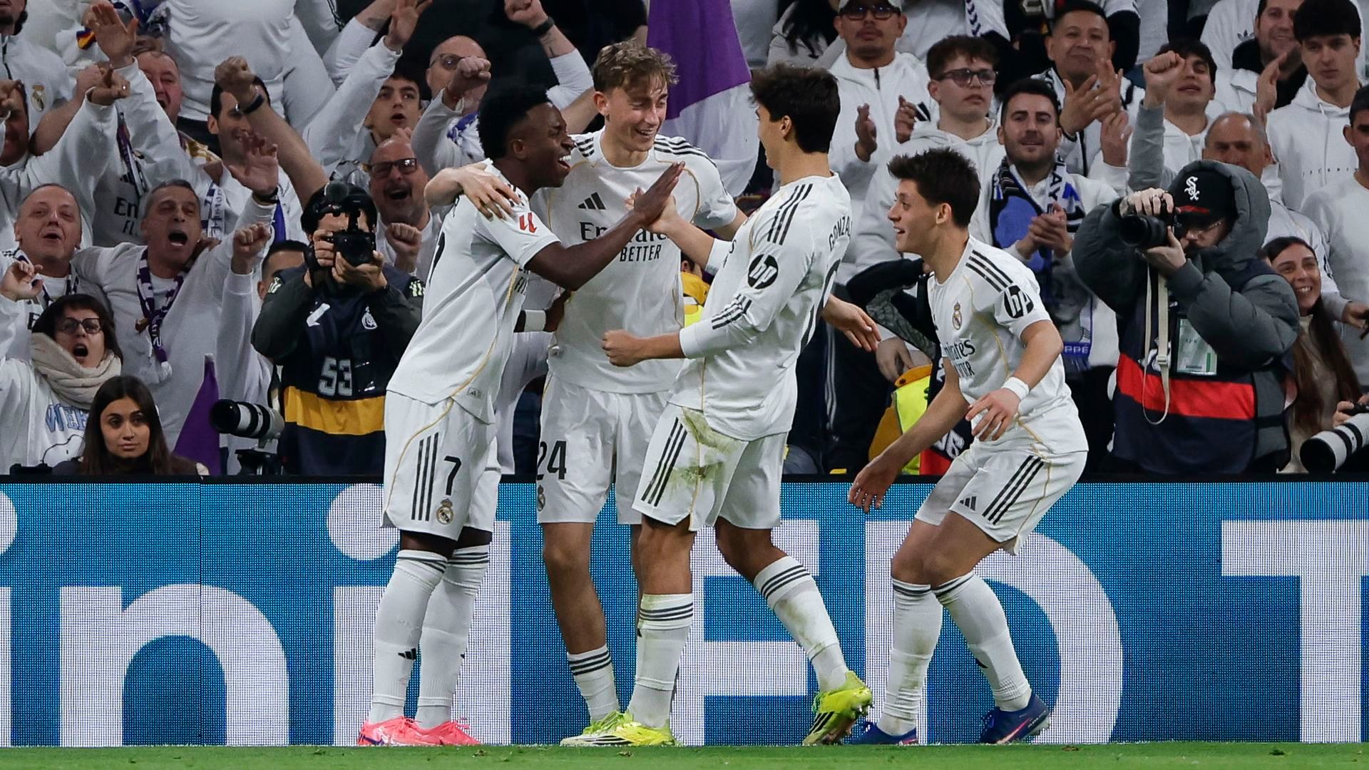 Los jugadores del Real Madrid celebran un gol ante la Real Sociedad Los jugadores del Real Madrid celebran un gol ante la Real Sociedad
