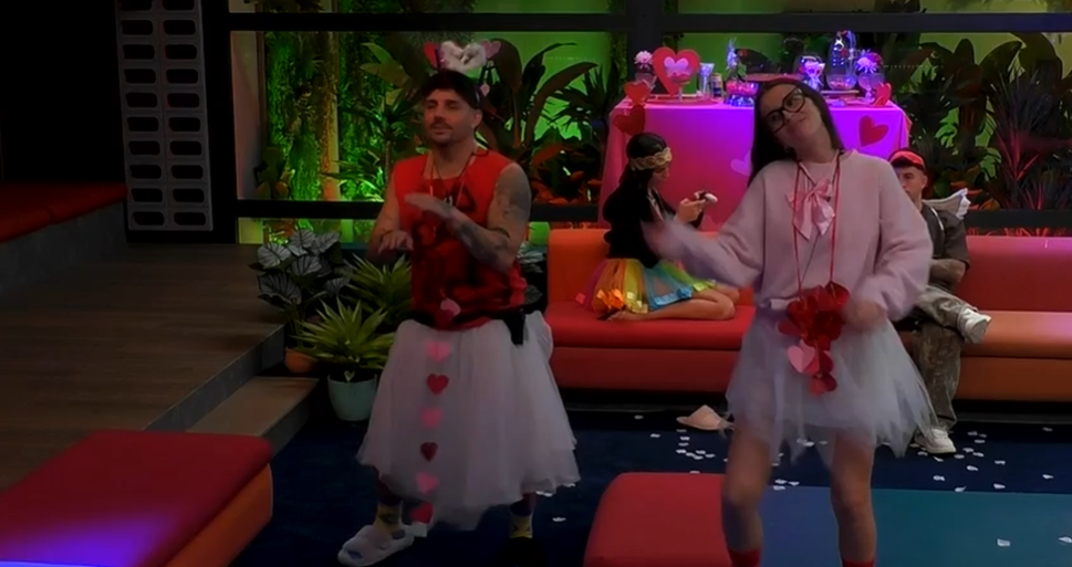 Manu baila junto a Sandra