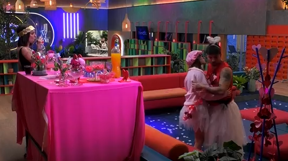 Manu le da un abrazo a Sandra