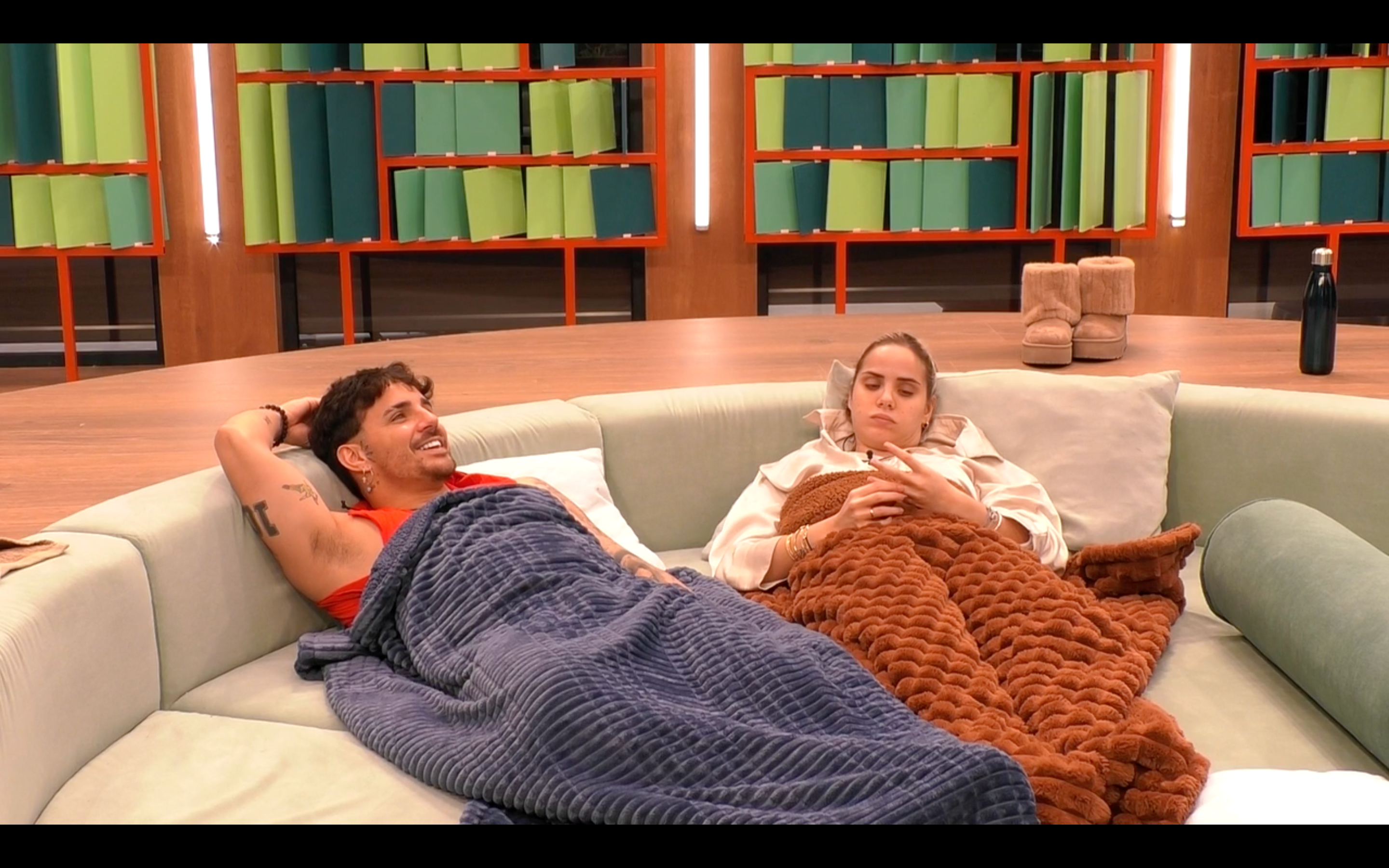 Manuel y Gloria hablan en el sofá