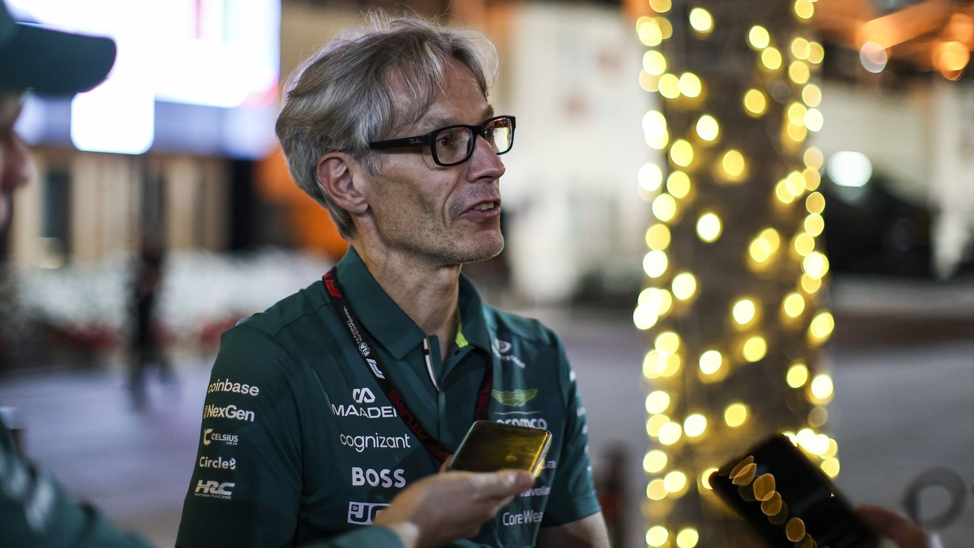 Mike Krack, ingeniero jefe de Aston Martin, hablando con la prensa en Baréin
