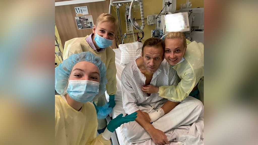 Navalny publica su primera foto tras ser supuestamente envenenado: “Ya puedo respirar por mí mismo”