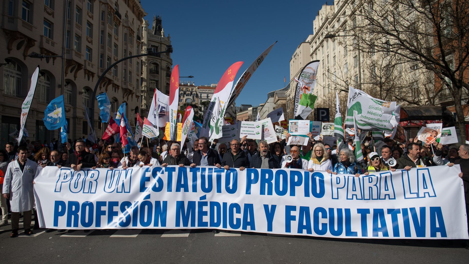 Unos 5.000 médicos piden en Madrid la dimisión de Mónica García y un Estatuto Marco propio