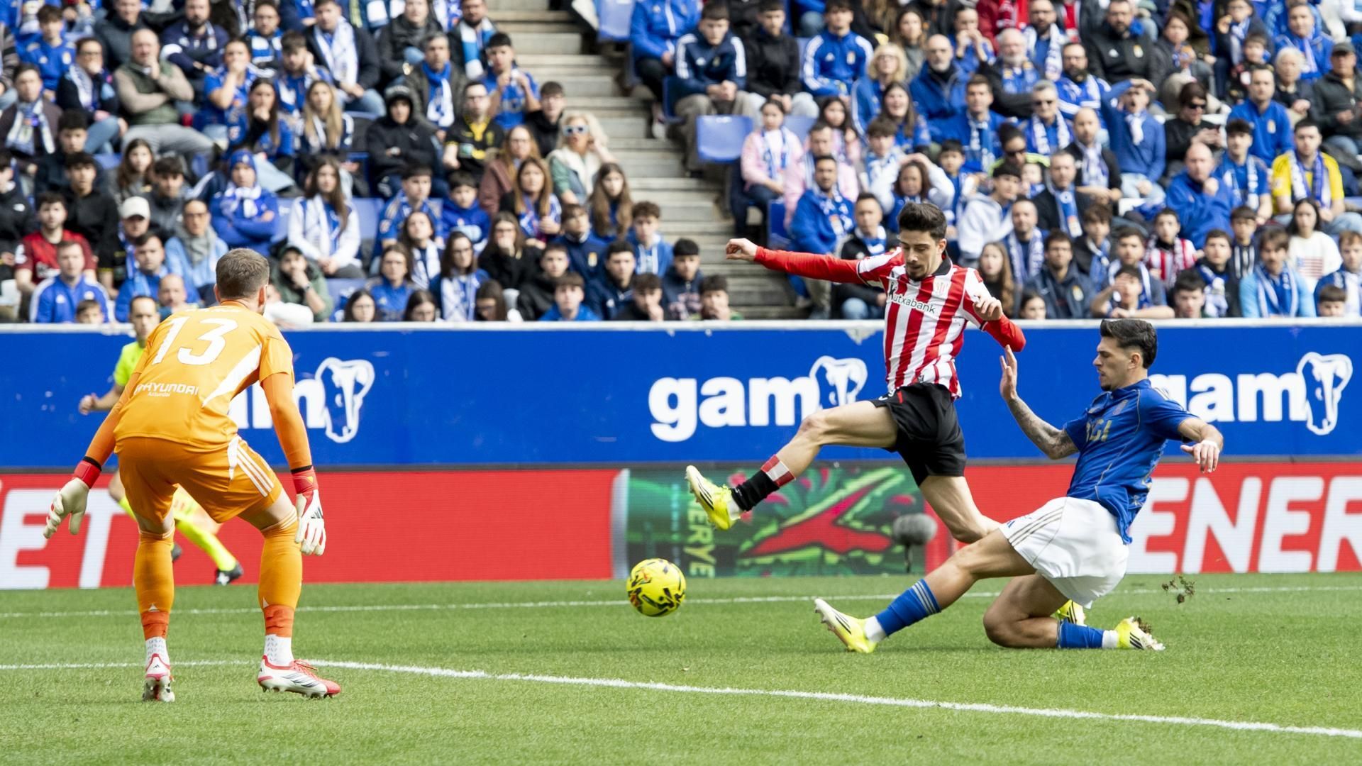 Acción de Nico Serrano ante el Real Oviedo en el Carlos Tartiere