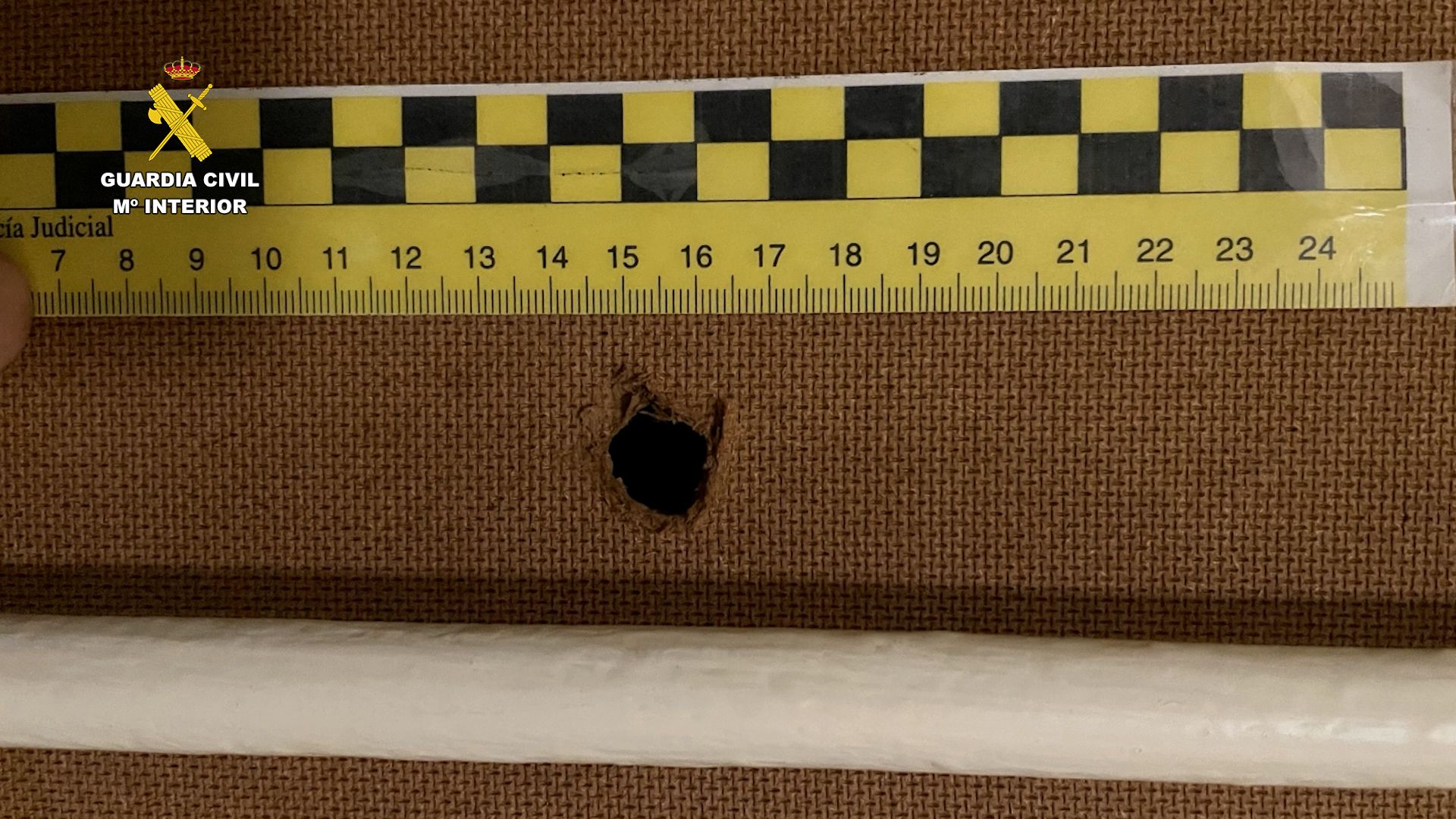 Agujero donde el arrestado tenía escondida la pequeña cámara