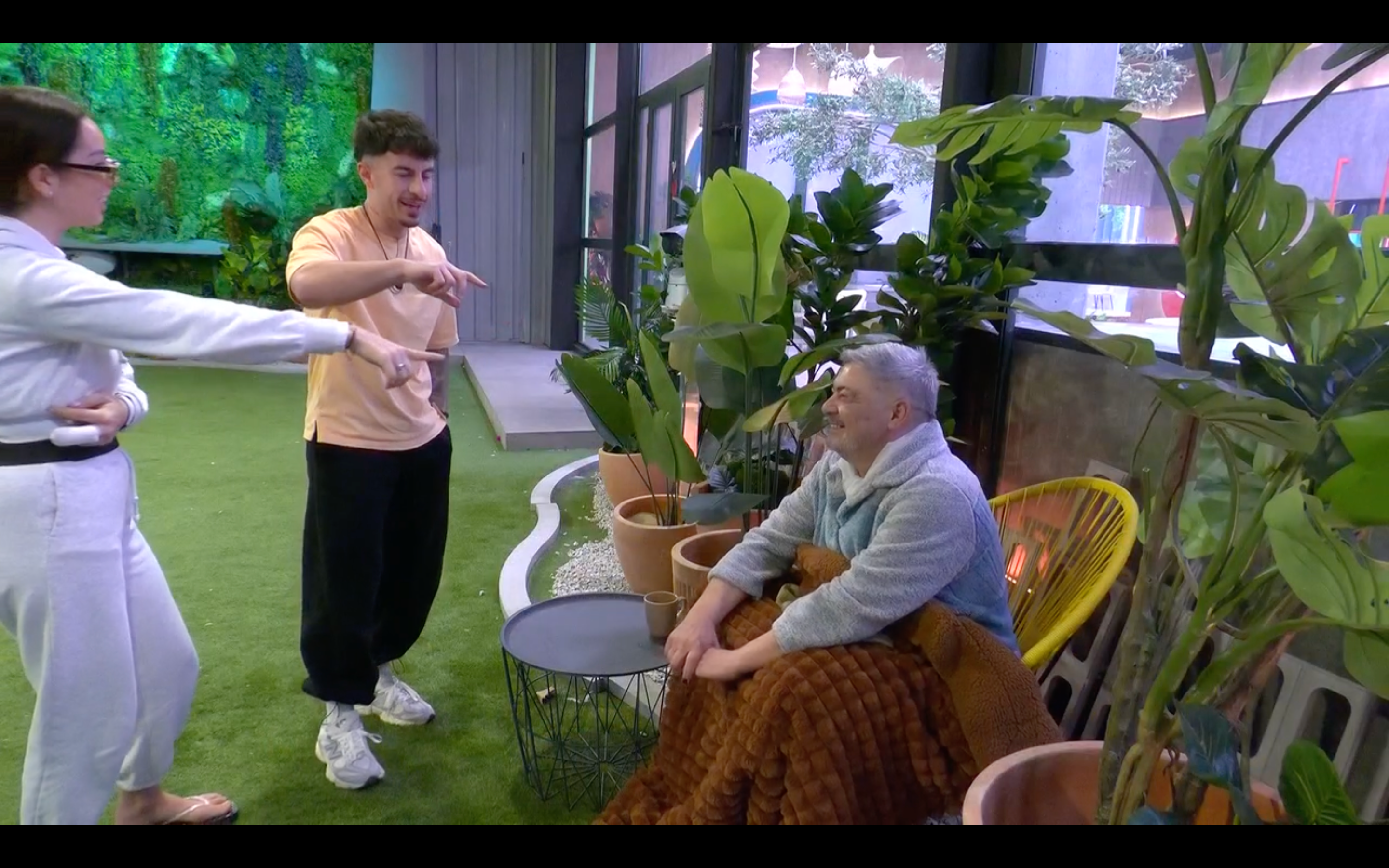 Anita y Juanpi hablan con Canales