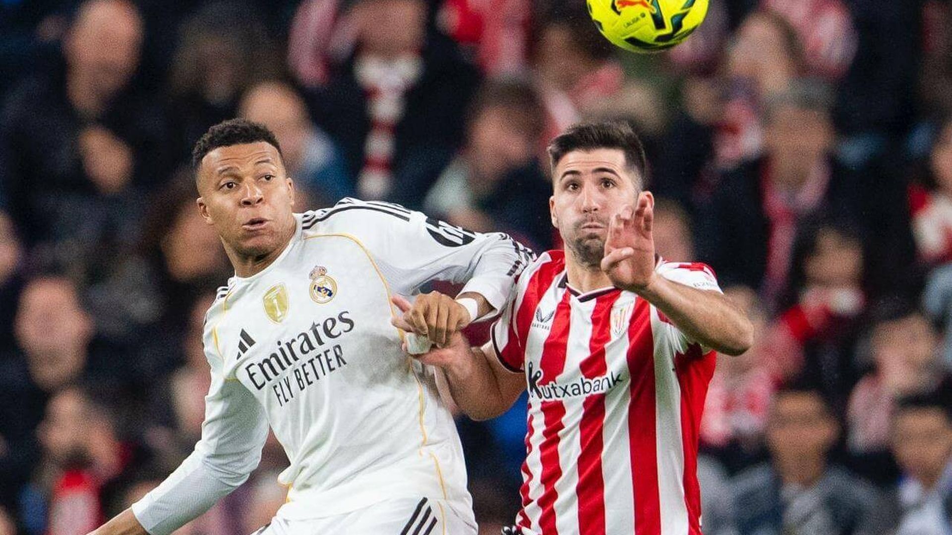 Jesús Areso batalla con Mbappé en un partido