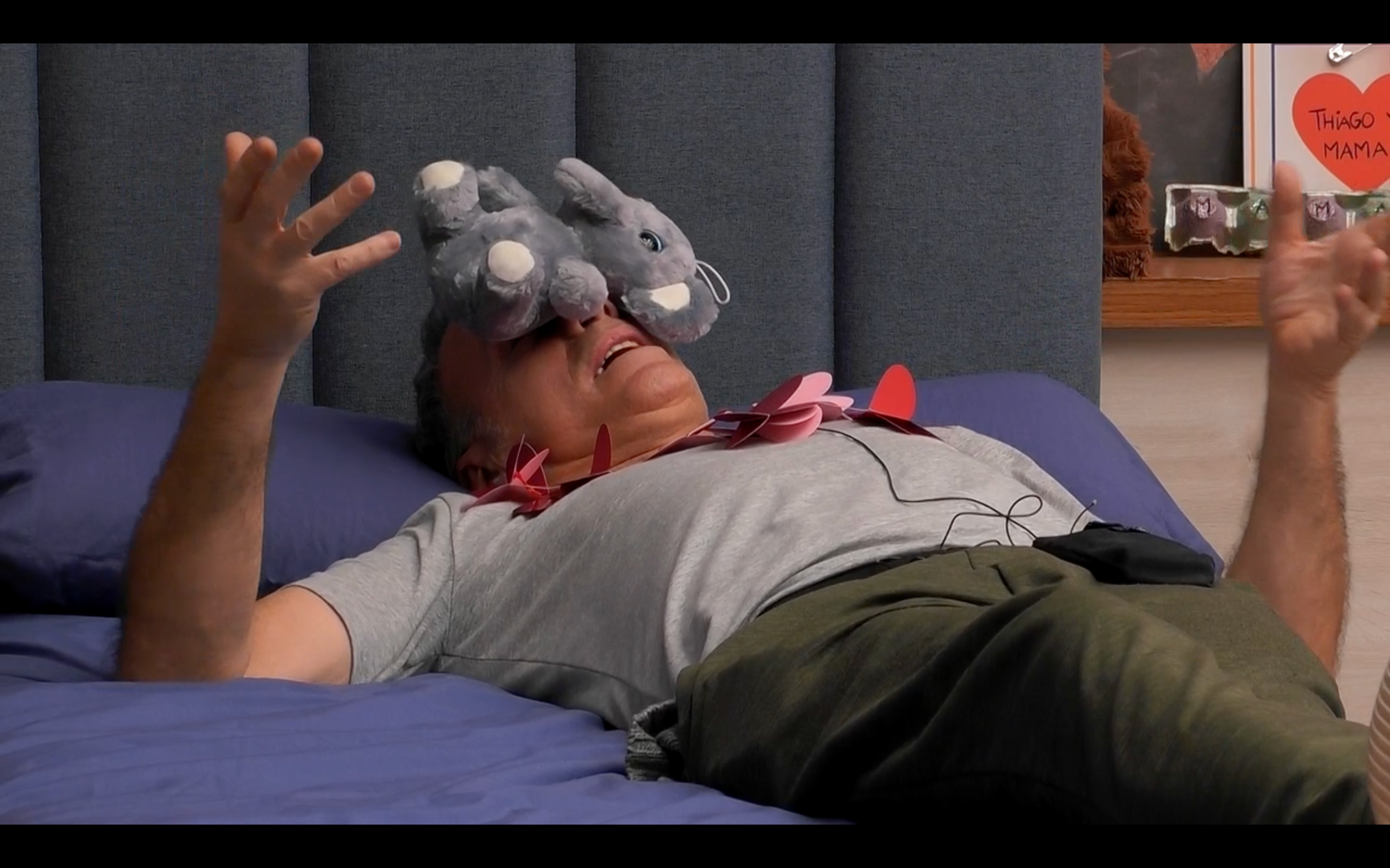 Carlos habla en la cama