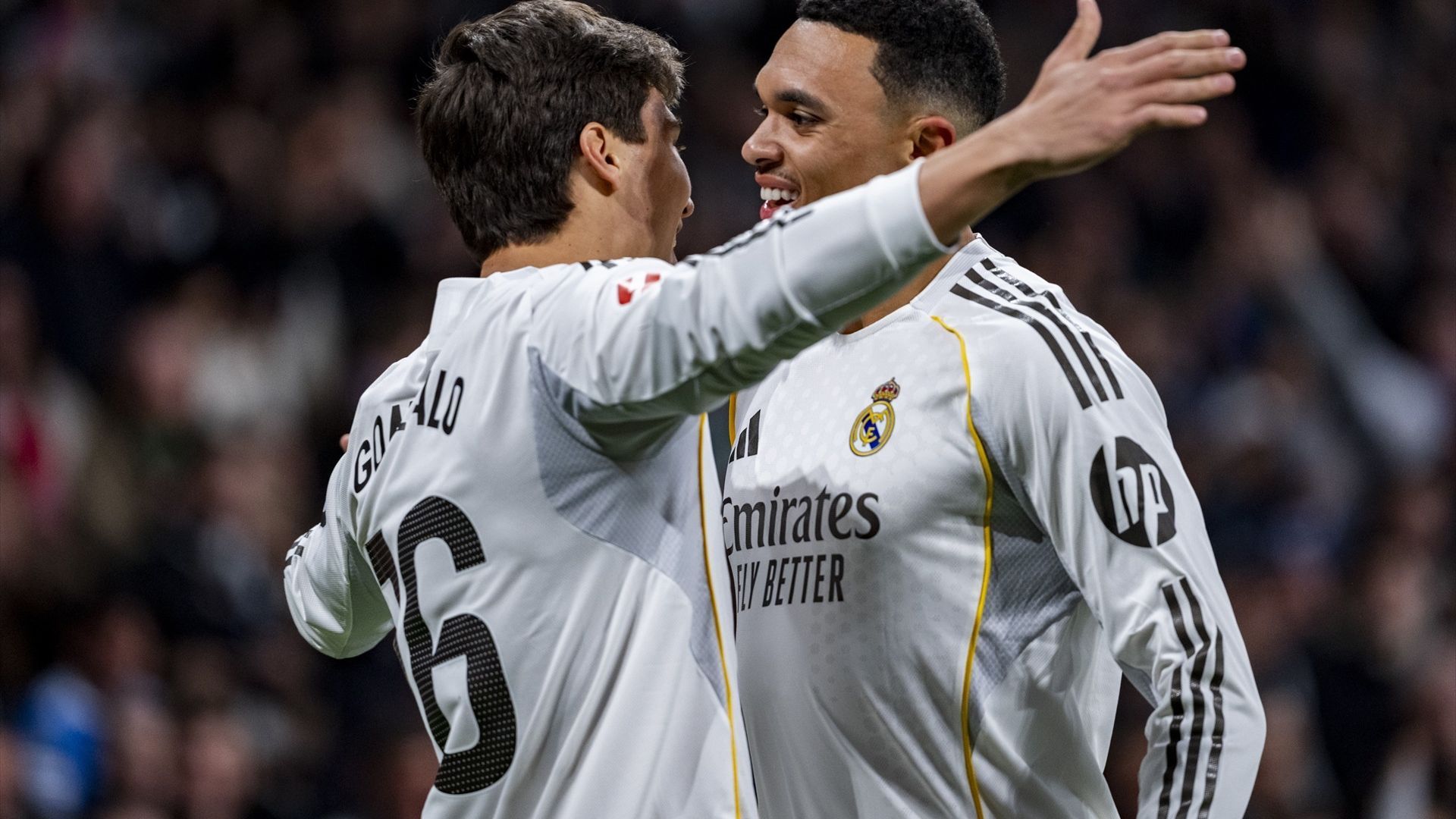 Celebración de Gonzalo García y Trent Alexander-Arnold