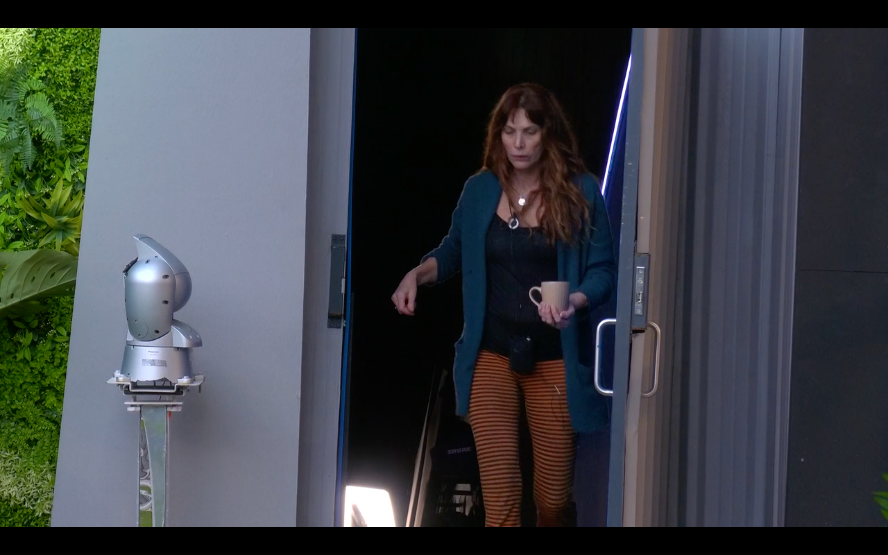 Cristina con una infusión