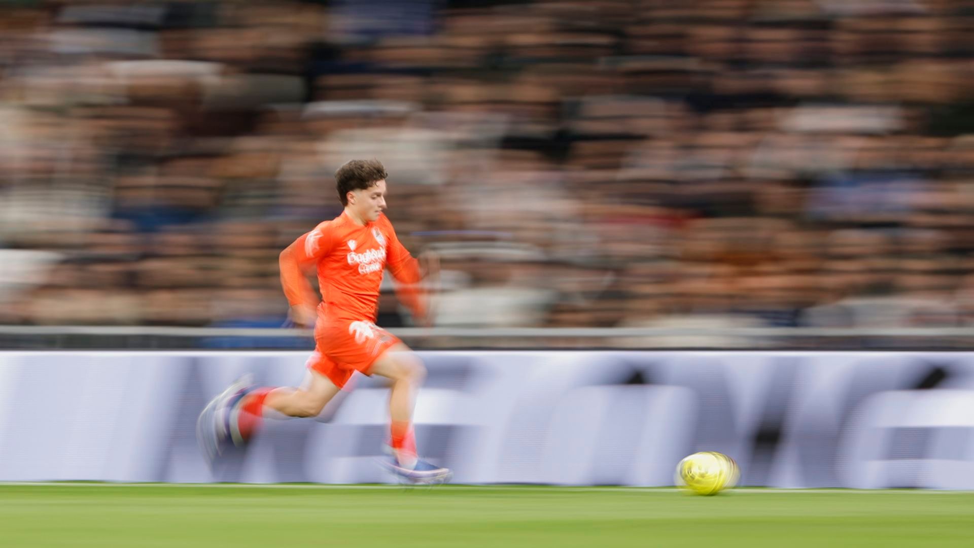 Dani Díaz corre en el Real Madrid-Real Sociedad