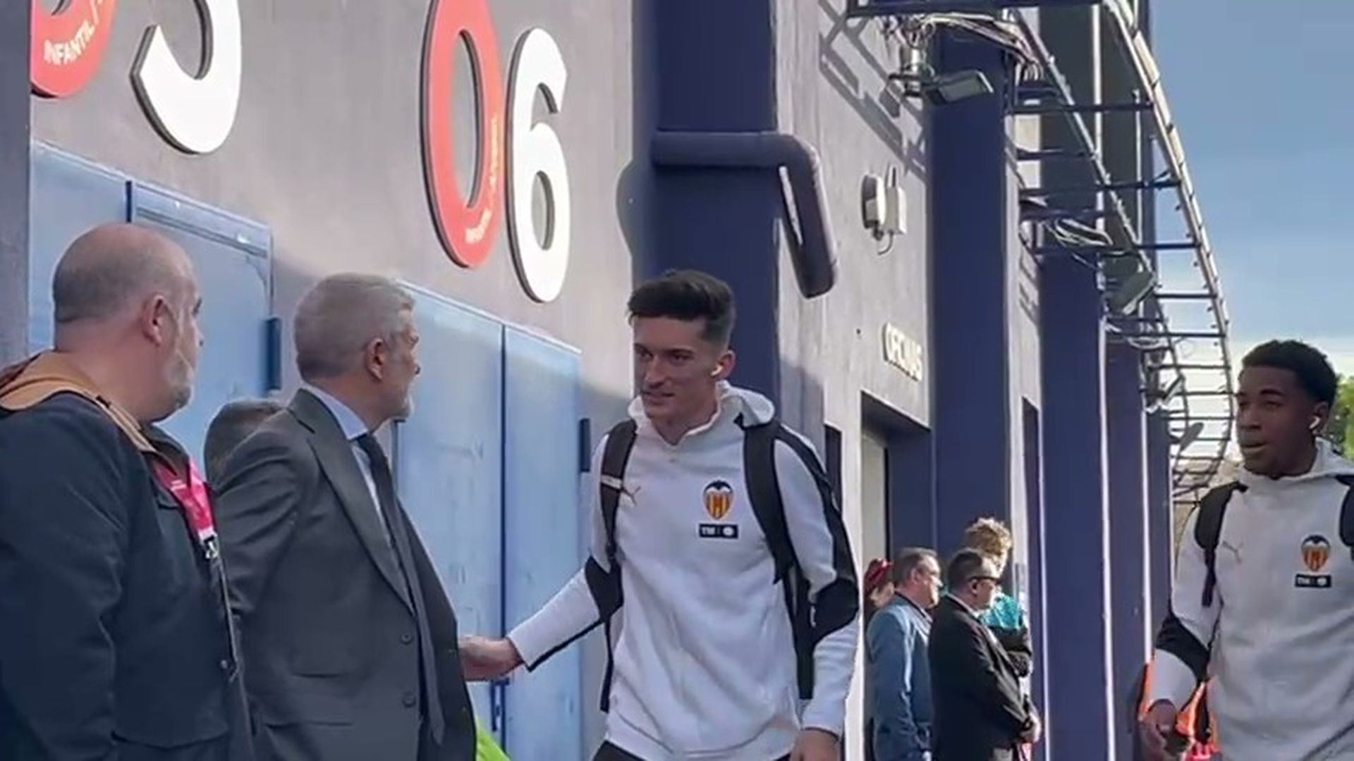 El recibimiento del Ciutat de Valencia a Pepelu El recibimiento del Ciutat de Valencia a Pepelu