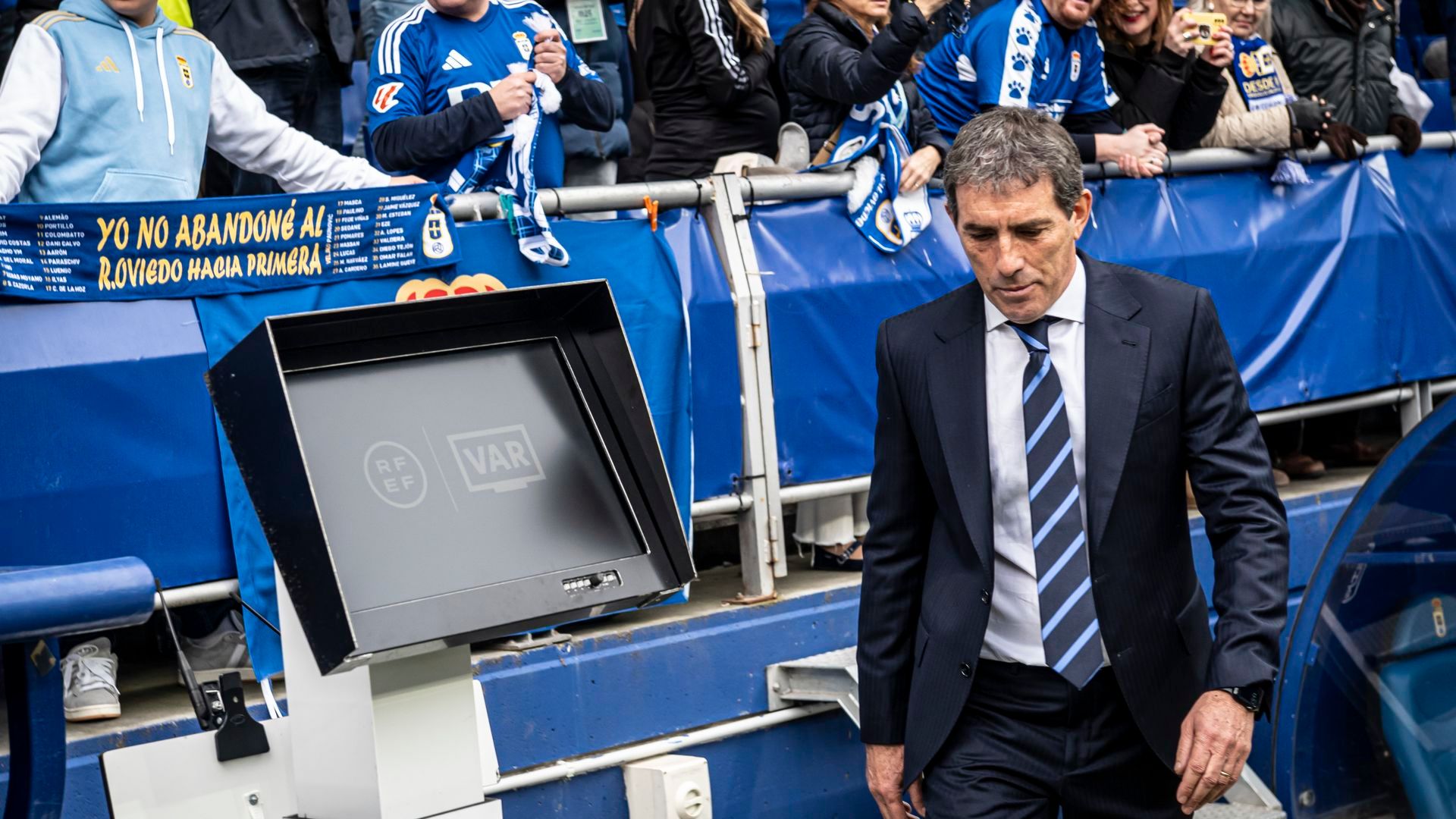 Guillermo Almada, al lado del VAR en el Oviedo-Athletic