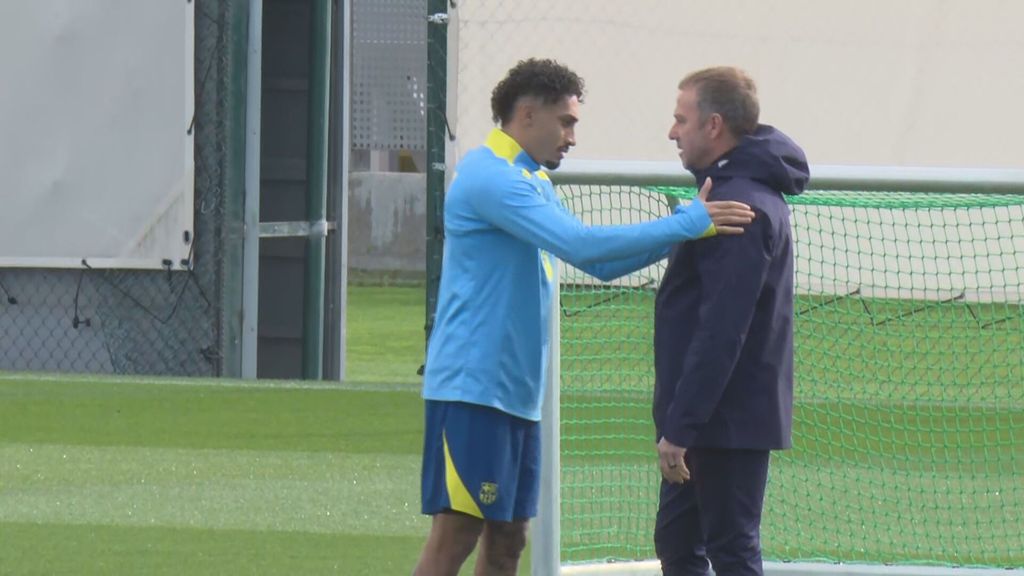 La complicidad entre Hansi Flick y Raphinha: abrazos y varios minutos de charla antes de volver a jugar