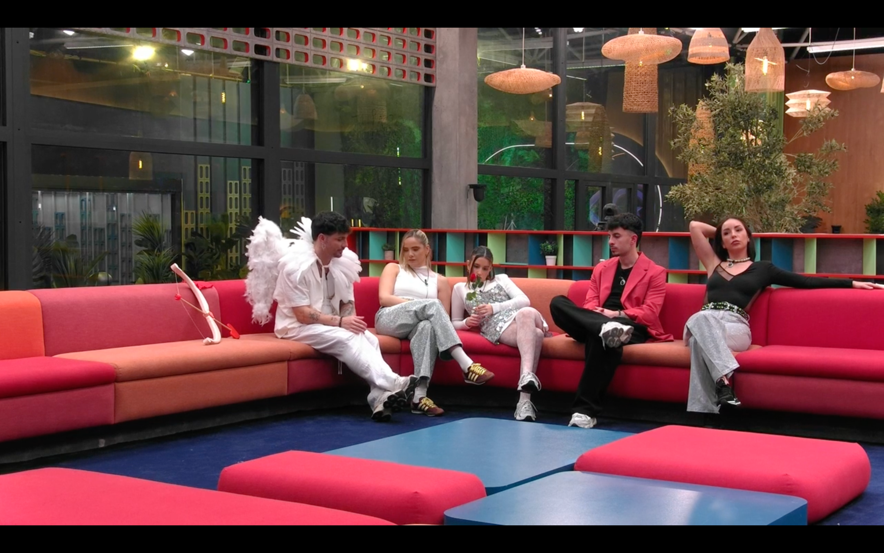 Manuel, Gloria, Sandra, Juanpi y Anita en el sofá