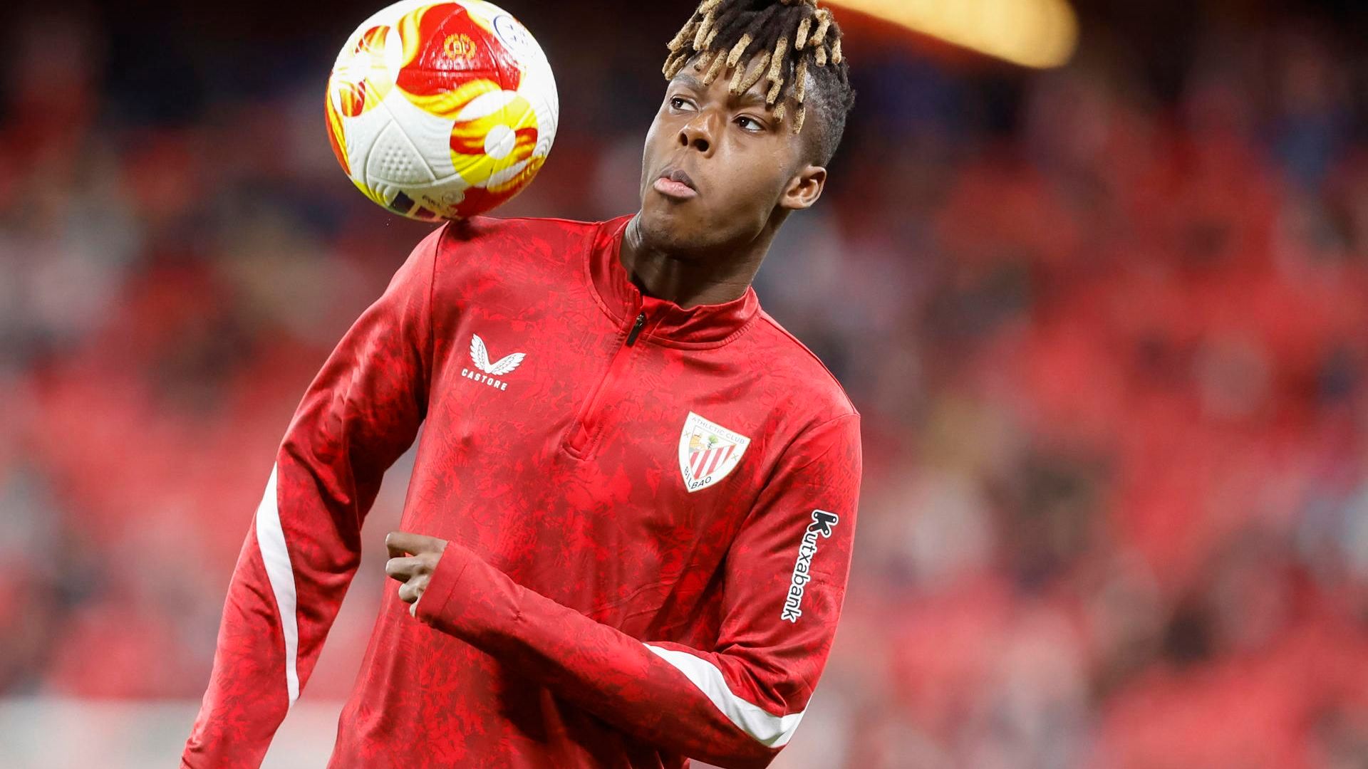 Nico Williams calienta para jugar en Copa ante la Real Sociedad en San Mamés