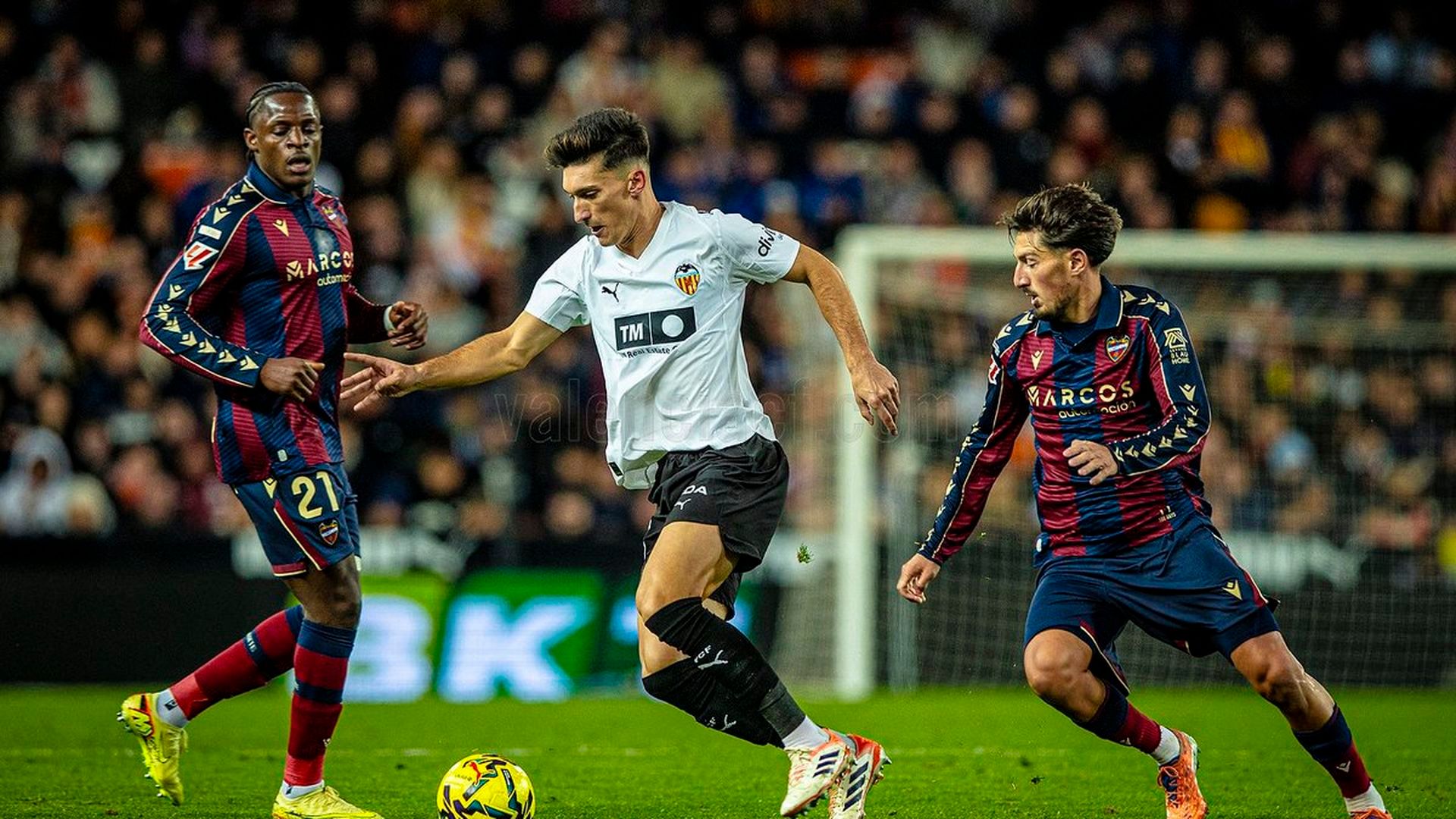 Pepelu en Mestalla ante el Levante UD