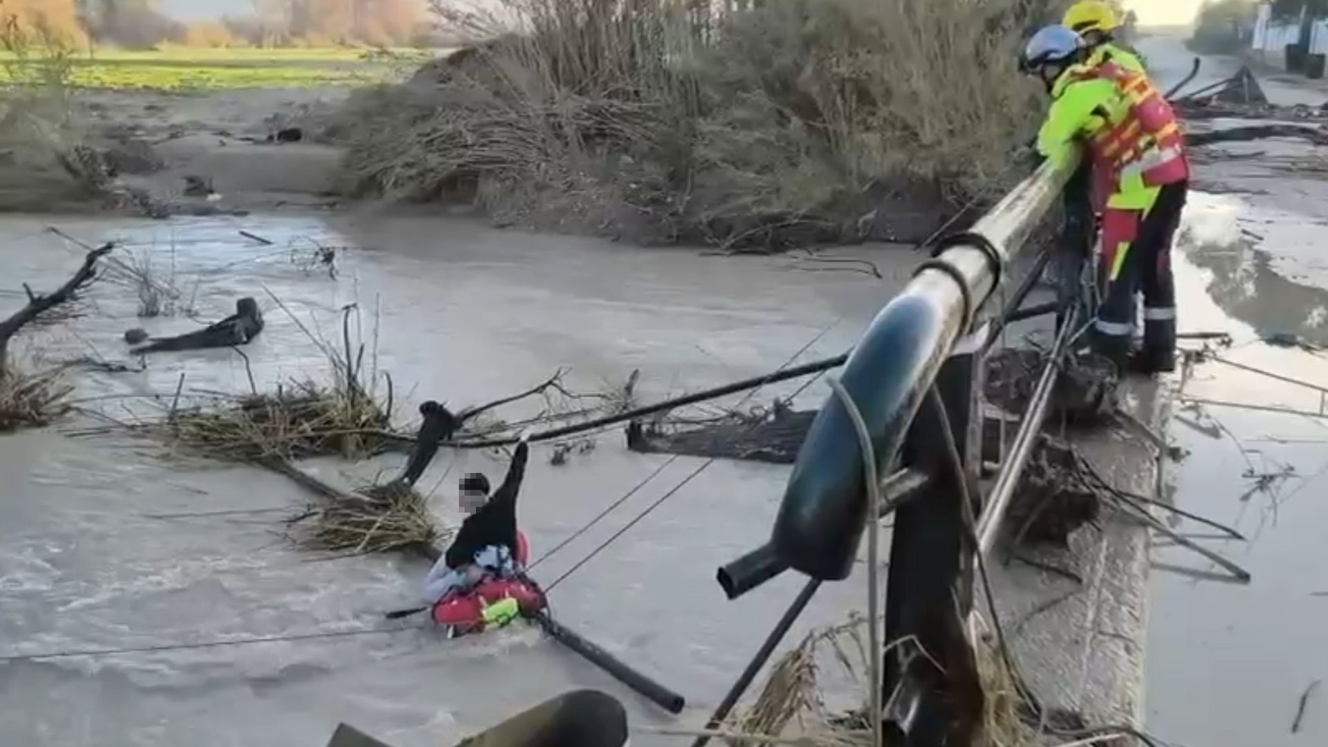 Momento en el que rescatan al hombre atrapado en un vehículo.