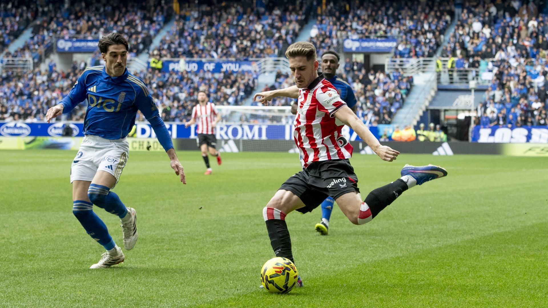 Toque de Robert Navarro ante el Real Oviedo en el Carlos Tartiere