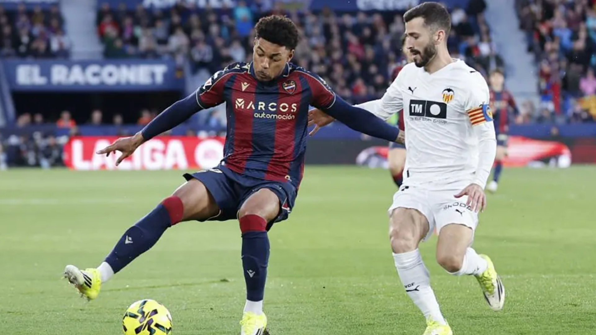 Tunde ante Gayà en el derbi