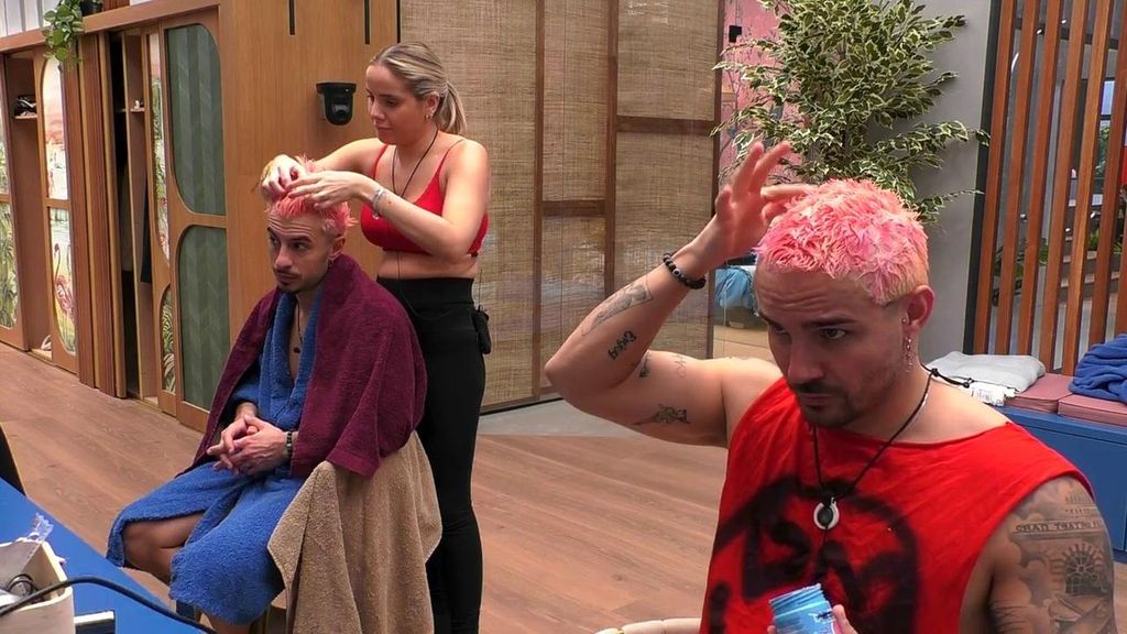 La sesión de peluquería de Manuel y Juanpi para teñirse de rosa: desde su discusión con Anita hasta su decepción con el resultado