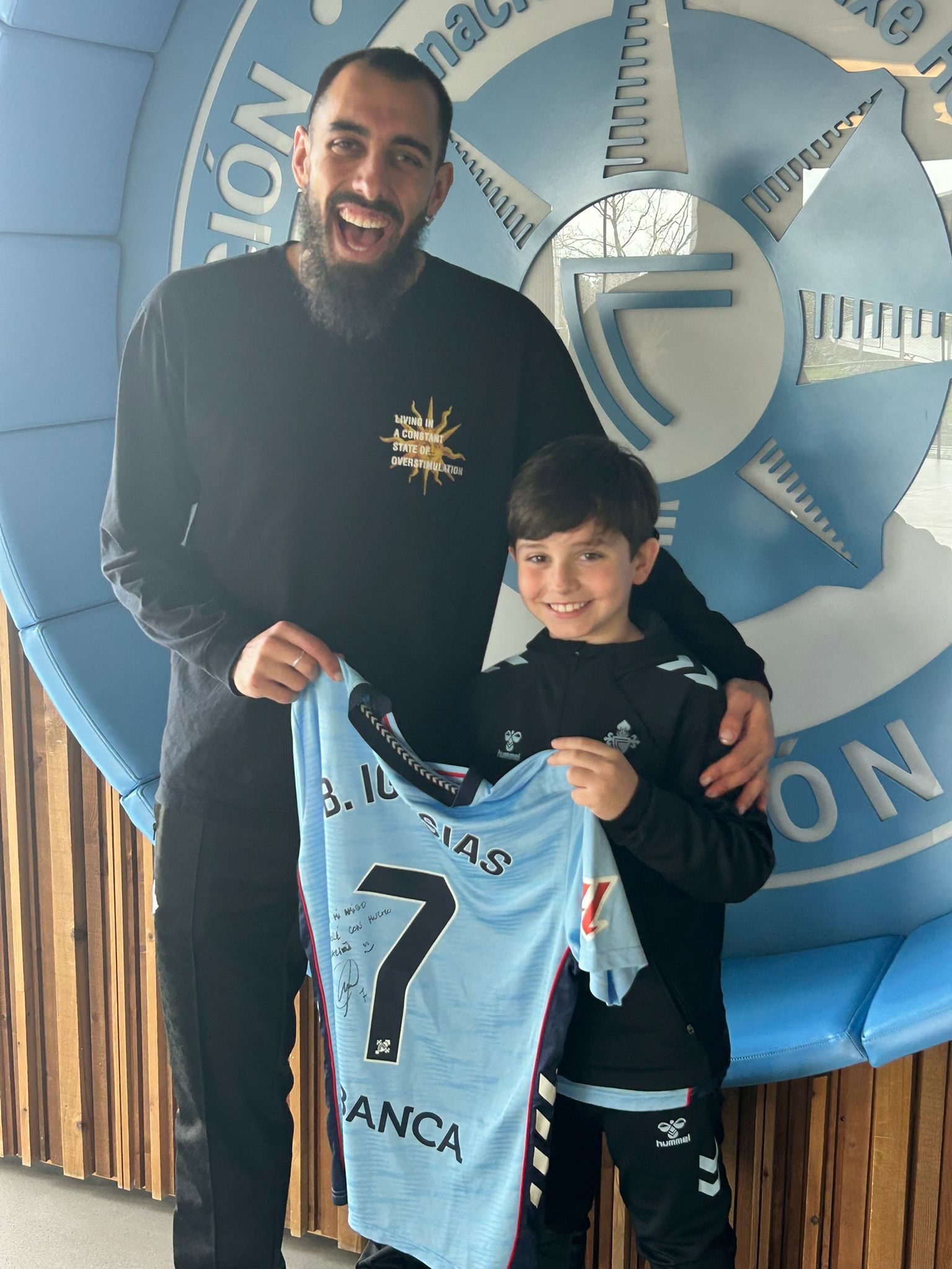 Borja Iglesias con el pequeño André en la ciudad deportiva de Balaídos.