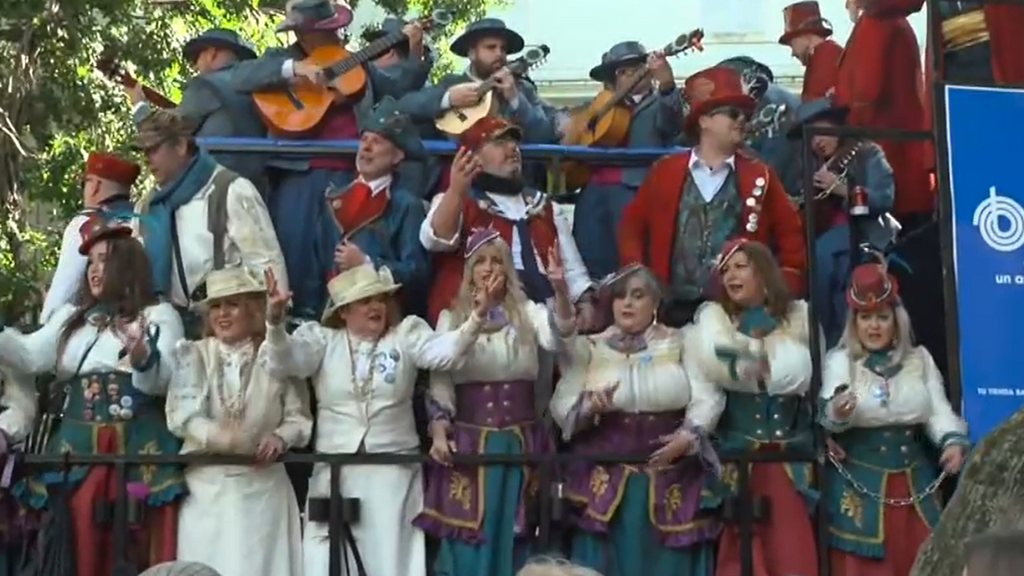 Lunes de carnaval en Cádiz, la gente se echa a las calles para celebrar su día grande