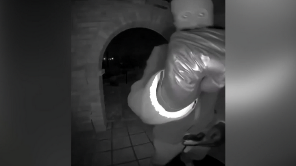 El FBI encuentra ADN en un guante cerca de la casa de Nancy Guthrie