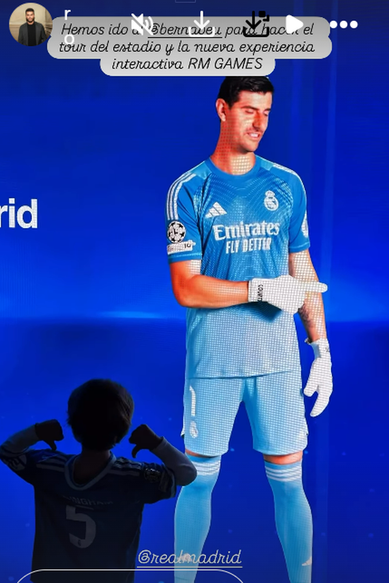 El hijo de Marta Castro ha disfrutado de la nueva experiencia interactiva en el tour del Bernabéu