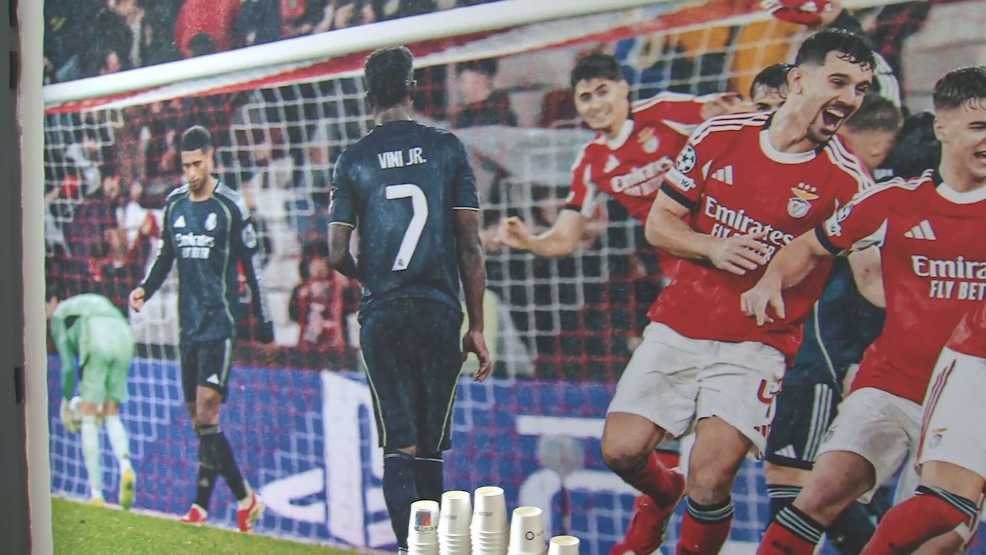 El mural de la sala de prensa del Benfica