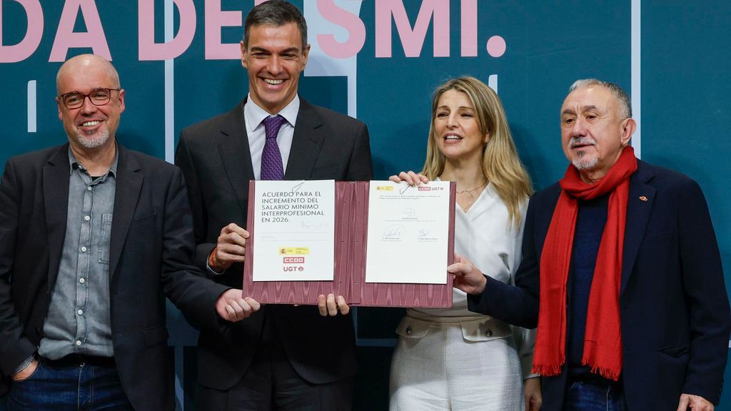 Yolanda Díaz firma el alza del SMI para 2026 con CCOO y UGT y llama a las empresas a subir sueldos en España