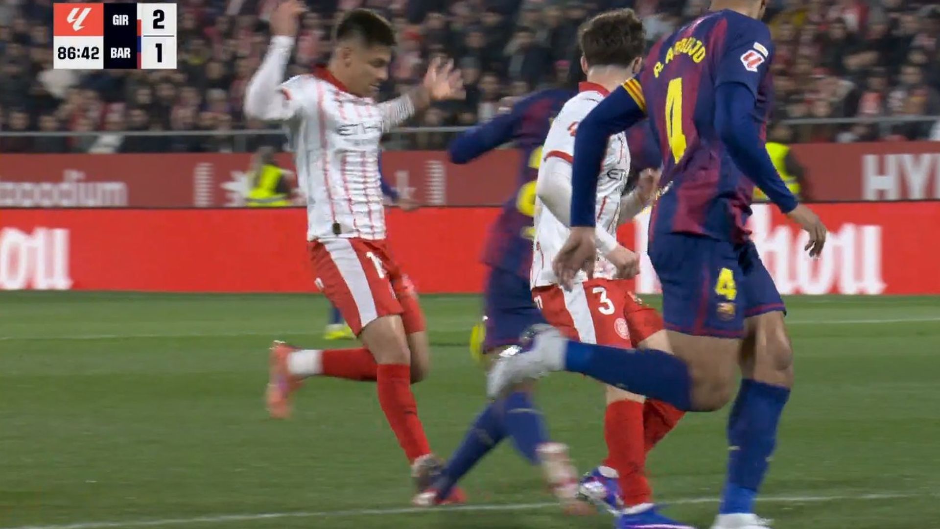 La acción entre Echeverri y Koundé en el gol del Girona