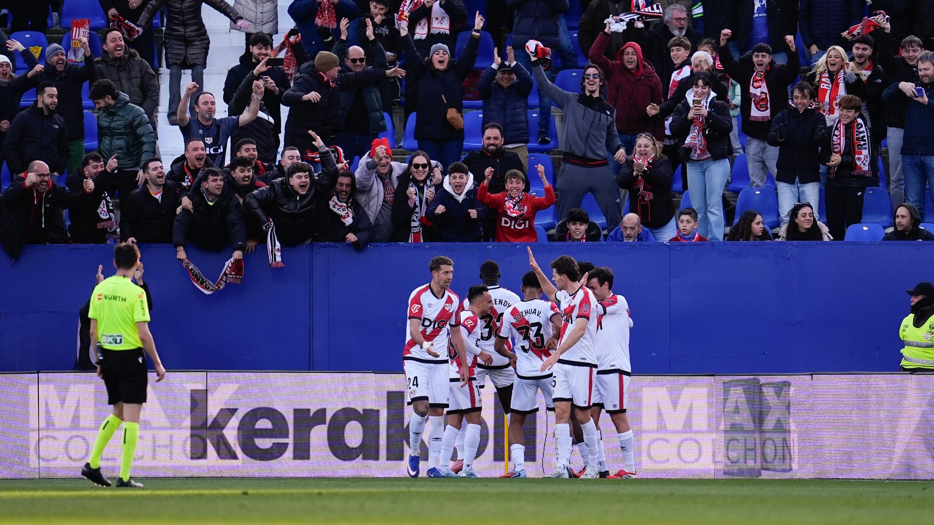 La celebración del Rayo Vallecano ante el Atlético