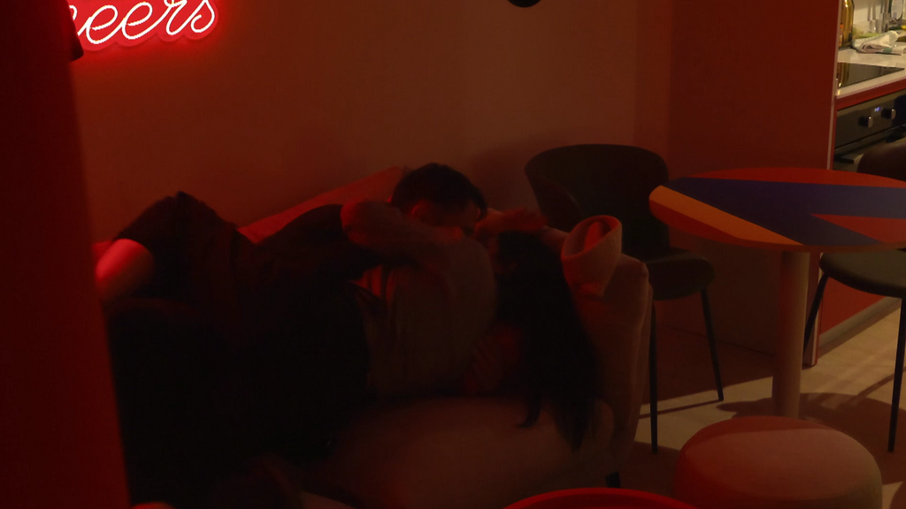 Una gran bronca entre Laura y Lorenzo en sus primeras horas en la convivencia acaba con una reconciliación con mucha pasión