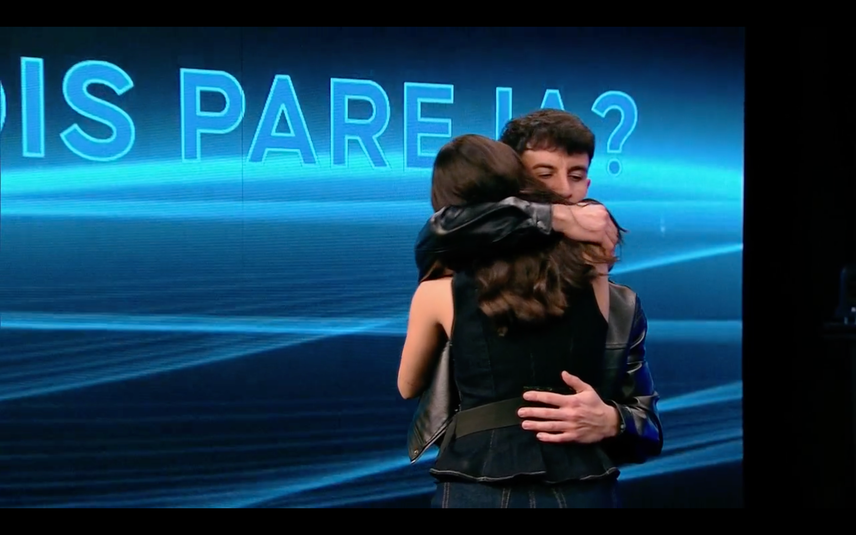 Mara y Juanpi se abrazan