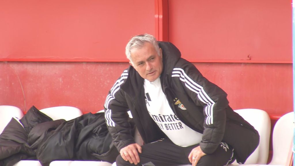 El show de Mourinho en el entrenamiento antes de enfrentarse al Madrid: de su modo ‘chill’ al silbido final a la prensa