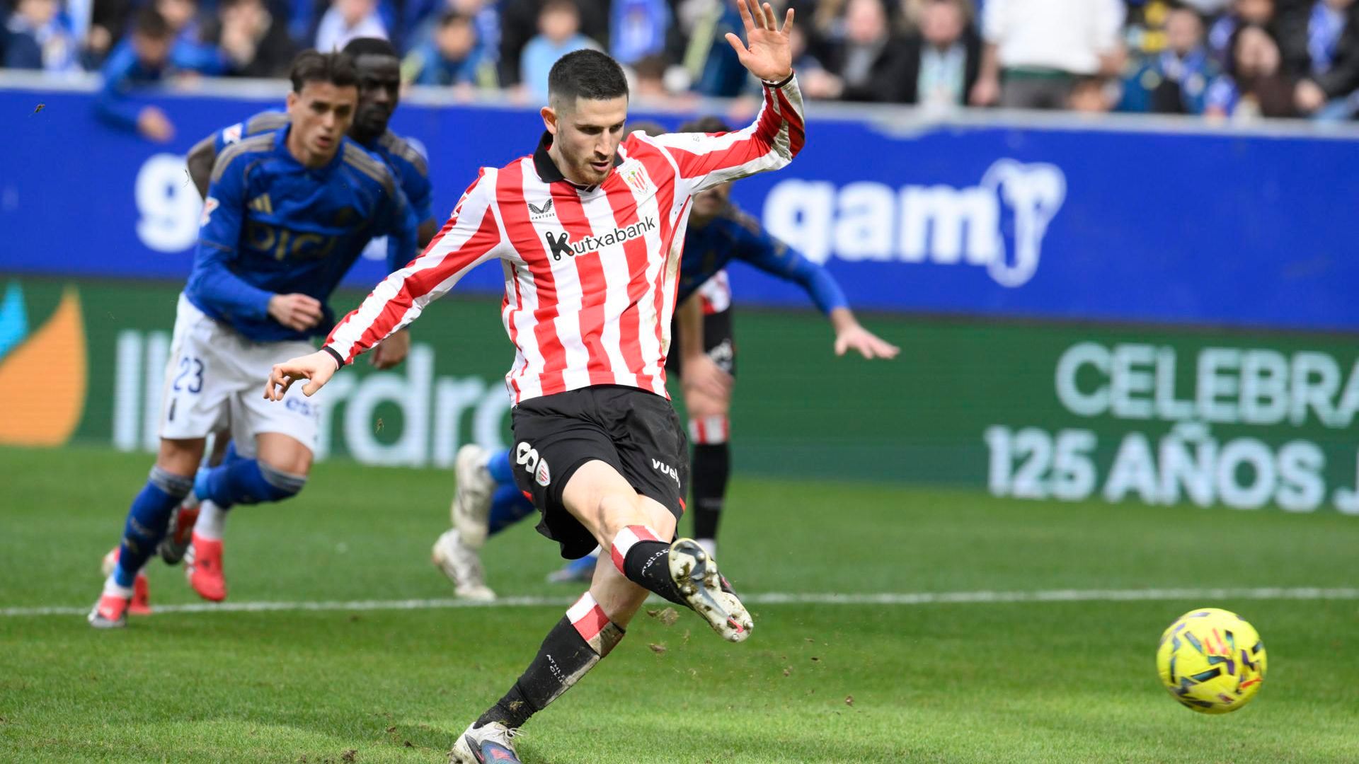 Oihan Sancet marca gol de penalti al Real Oviedo en el Carlos Tartiere