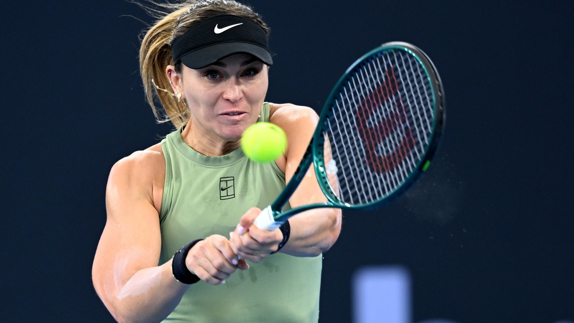 Paula Badosa jugando un partido de tenis en Brisbane