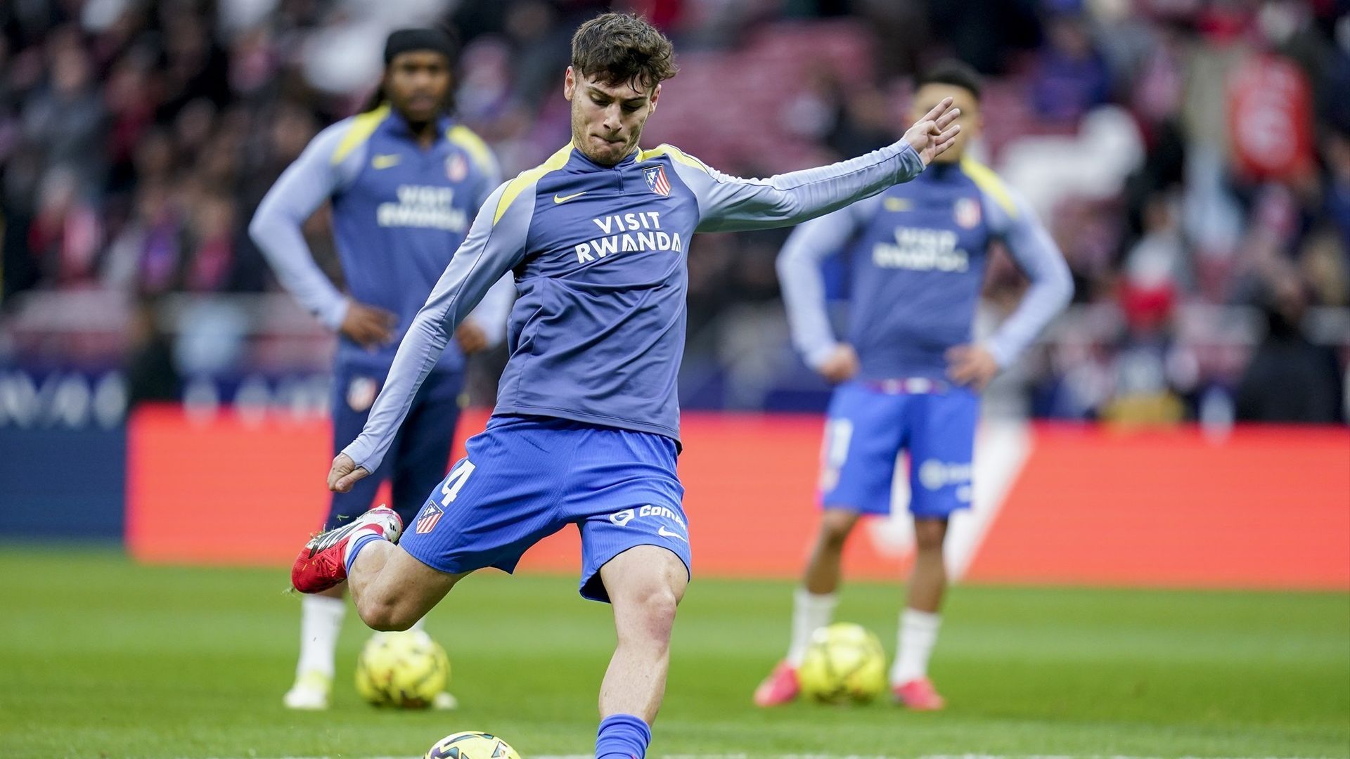 Rodrigo Mendoza calienta con el Atlético de Madrid Rodrigo Mendoza calienta con el Atlético de Madrid