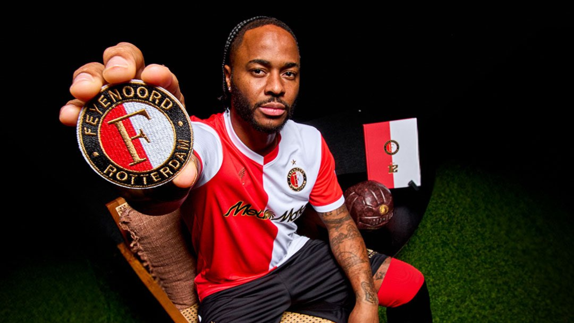 Sterling posa con el escudo del Feyenoord