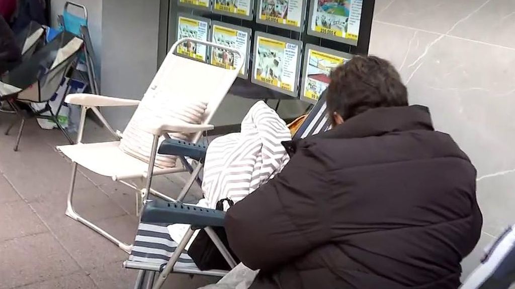 Tres días de acampada junto a una inmobiliaria de Alzira para acceder a un piso de protección oficial