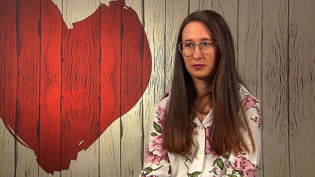 Unos solteros comparten sus superpoderes y ella se atreve a hacer una demostración