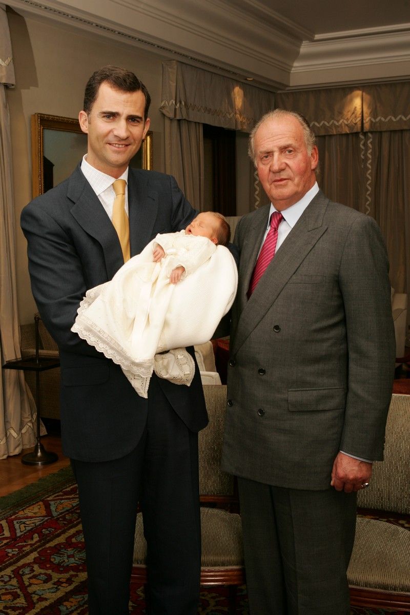Felipe y su padre, el rey Juan Carlos, con Leonor
