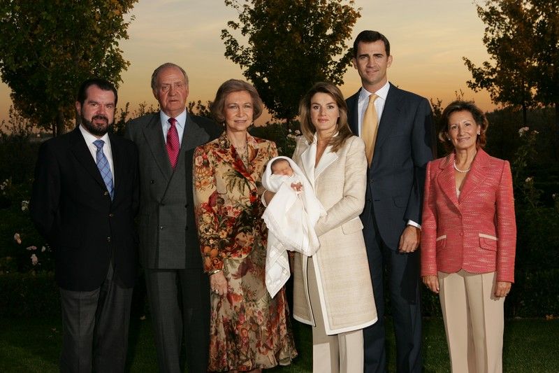 Los reyes, los eméritos y los padres de la reina Letizia, poco después del nacimiento de Leonor