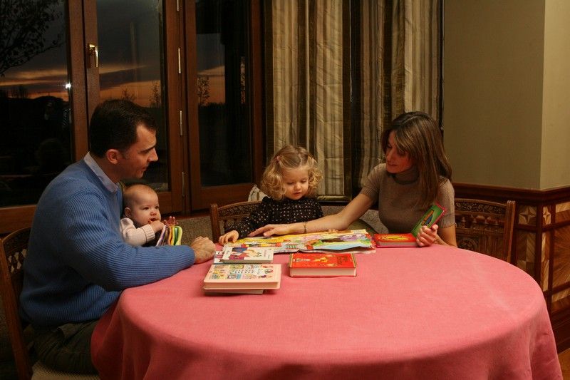 Los reyes y sus dos hijas, en casa